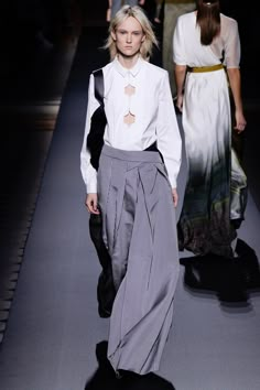 Vionnet Fall 2016 Ready-to-Wear Collection Photos - Vogue Blogger Street Style, Fashion Week 2016, Fall Fashion 2016, Hijabi Style, Clothing Details, Fall 2016, Fashion Shows, Look Chic, Fashion Details