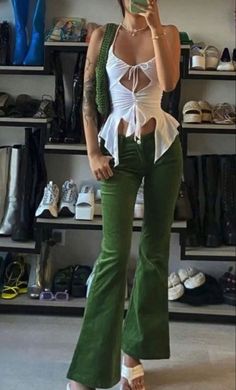 Look Retro, Neue Outfits, 2000s Fashion Outfits, Green Pants, Looks Chic, 2000s Fashion, Mode Vintage, Outfit Casual