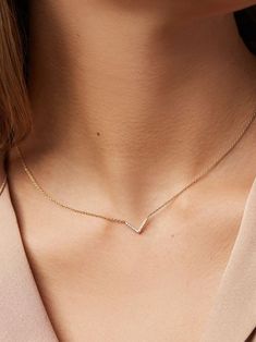 Meet your next jewelry obsession - this V-shaped sterling silver necklace with a pav�é gemstone focal point. Get this fab V-necklace today! Gold Minimalist Jewelry, V Model, Minimalist Necklace Gold, Neck Pieces Jewelry, Gold Necklace Simple, Gold Fashion Necklace