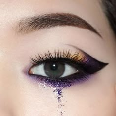 Vintage Makeup Products, Makeup Ideas For Summer, Glitter Tears, Eye Shadow Looks, Pretty Eye Makeup, Eye Makeup Ideas, Eye Makeup Pictures