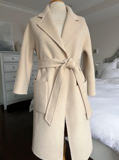 How to // Ways to Tie a Trench or Wool Coat Belt Tie A Coat Belt, Belted Coat Outfit, Coatigan Outfit, Uniqlo Coat, Coat Belt, Trench Vest, Trench Coat Outfit, Wool Winter Coat, Trench Coat Style