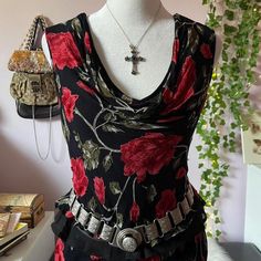 🎀Stunning floral/rose print cowl-neck sleeveless blouse with beaded and sequin embellishments 🎀Size women's medium Ballet Beautiful, Beaded Top, Clothes Style, Floral Sleeveless, Art Block, Rose Print, Sleeveless Blouse, Cowl Neck, Womens Clothing Tops