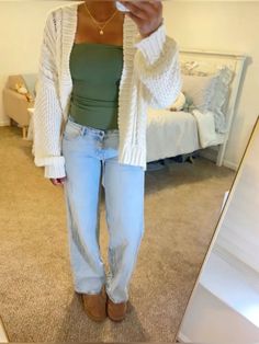 Big Cardigan, Long Cardigan Outfit, Outfit With Uggs, Outfit Inso, Outfit Plan, Outfit Inspo Casual, Casual School Outfits, Cute Outfits For School, Cute Everyday Outfits