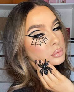 Halloween Makeup Not Scary, Easy Eye Makeup For Halloween, Women’s Halloween Makeup, Halloween Make Up Pretty, Easy Halloween Makeup For Work, Halloween Make Up Easy, Simple Halloween Looks, Pretty Halloween Makeup Looks, Halloween Easy Makeup