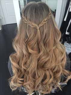 / A R Y A / pinterest: @riddhisinghal6 Halloweenský Makeup, Hoco Hairstyles, Penteado Cabelo Curto, Wedding Hairstyles For Long Hair, Easy Hairstyles For Long Hair, Homecoming Hairstyles, Aesthetic Hair, Prom Hair, Wavy Hair