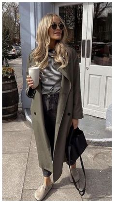 Outfit Minimalista, Birkenstock Outfit, Look Legging, Mode Tips, Mum Fashion, Outfit Chic, Elegante Casual, Looks Street Style