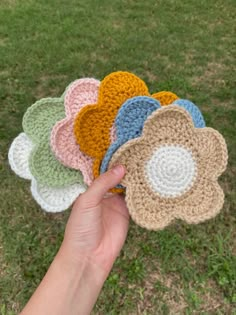 Sweet little daisy coasters in a variety of colors. Crochet Daisy Coaster, Granny Square Coasters, Daisy Coasters Crochet, Crochet Selling, Flower Coasters Crochet, Coaster Set Crochet, Knitted Coasters, Textiles Moodboard, Flower Coaster Crochet Pattern