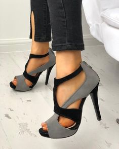 Heel Sandals Outfit, Hak Tinggi, High Heels Classy, Ankle Strap Chunky Heels, Prom Heels, Sandals Outfit, Studded Heels, Prom Shoes