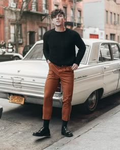 Outfit masculino com calça de alfaiataria cropped e suéter de lã. Confiram mais looks de inverno para homens no blog Marco da Moda - Foto: Justin Livingston Justin Livingston, Mens Casual Outfits Summer, Guy Style, Trendy Mens Fashion, Winter Outfits Men, Mens Fashion Casual Outfits