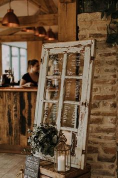 Porte récup' pour plan de table - mariage champêtre Wooden Decor For Wedding, Table Plans Ideas, Rustic Table Seating Chart Wedding, Rustic Wedding Table Assignment Ideas, Barnwood Wedding Decor, Rustic Table Plan, Window Tables Ideas, Western Seating Chart Wedding, Rustic Antique Wedding