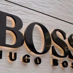 the sign for boss nuggo's is shown