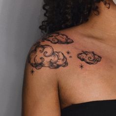 Tattoos For Arms Women, Cloud Shoulder Tattoo, Small Tats For Women, Shoulder Arm Tattoos For Women, Upper Shoulder Tattoos For Women, Tattoo Ideas Female Collar Bone, Drawings On Skin, Sleeve Tattoos Women, Women Sleeve Tattoo