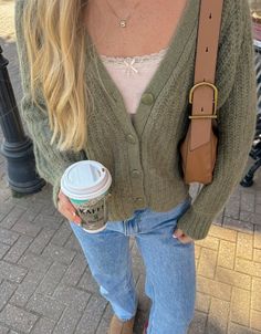 Thrifting Date Outfit, Thrifted Outfits Women, 90s Friends Fashion, Winter Outfits Colorful, Cute Green Outfits, Outfits For Class College, Fall Layering Outfits, Thrifting Outfits, Girly Outfit