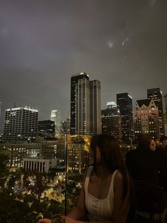 los angeles. roof top views. summer nights.  dinner. Los Angeles Date Night, Rooftop Dinner Aesthetic, Roof Top Dinner, Nyc Rooftop Aesthetic Night, Roof Top Building At Night, Los Angeles Rooftop, Night City View From Rooftop, New York Rooftop Bar Aesthetic, Rooftop Dinner