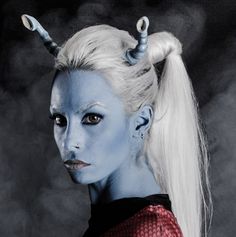 a woman with white hair and blue makeup is dressed as an avatar from the movie star trek