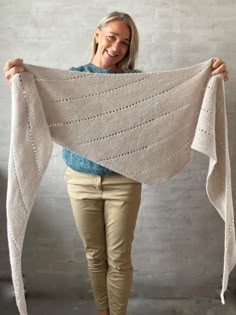 Easy Peasy Asymmetric scarf from Önling, knitting pattern Knitting patterns Önling Woolen Sweaters, Shawl Knitting Patterns, Shawl Patterns, Wrap Pattern, Knitting Videos, Easy Knitting Patterns, Shawl Pattern, Knitting Kits, Garter Stitch