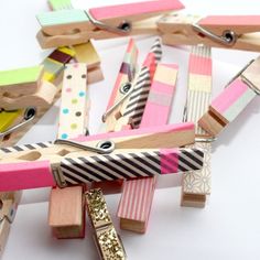 several wooden clothes pins are arranged on top of each other with clips attached to them