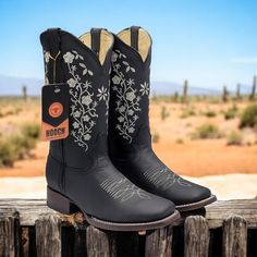 Cowgirl / cowboy boots made with real leather, in the color black with flowers Come embroidered with a gorgeous design! Black Womens Cowboy Boots, Black Square Toe Cowboy Boots, Black Boots Cowgirl, Vaquera Boots, Square Toe Leather Boots, Cowgirl Boots Square Toed, Black Cowgirl Boots, Square Toe Cowboy Boots, Black Cowboy Boots