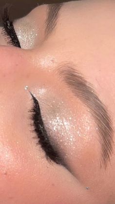 Simple Sparkly Eyeshadow, Sparkly Hoco Makeup, Sparkly Eye Look, Shimmer Makeup Look Sparkle, Cute Sparkly Makeup, Sparkly Eyeliner Makeup, Make Up Ideas Glitter, Glitter Make-up, Sparkly Dress Makeup