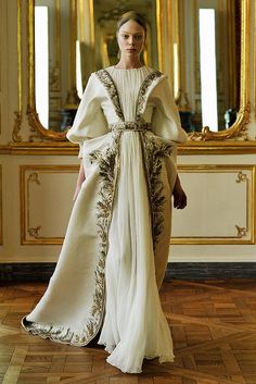 Alexander McQueen... Alexander Mcqueen 2010, Byzantine Fashion, Tanya Dziahileva, Imperiul Roman, Medieval Dresses, Alexander Mcqueens, Gold Angel, Mode Boho, Looks Street Style