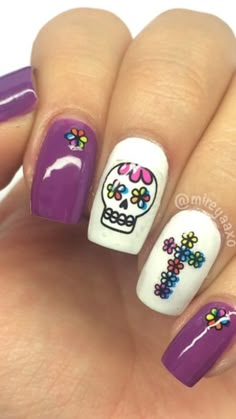 Nails Sugar Skull Nails Easy, Day Of The Dead Nails, Sugar Skull Nails, Halloween Nail Art Tutorial, Nail Halloween, Coco Nails, Halloween Nail Art Easy