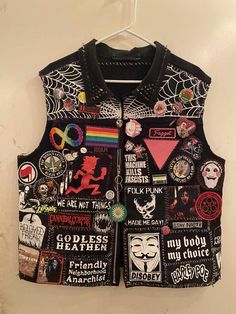 Pins On A Jacket, Diy Punk Jacket Ideas, Folk Punk Jacket, Jacket Patches Punk, Punk Jean Jacket Diy, Battle Jacket Inspiration, Punk Rock Patches