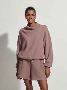 With an elegant cowl neck, and contemporary panel detailing, the oversized Betsy comes in our soft and cosy lightweight sweat. Designed to take you from studio to street with style and ease, this timeless wardrobe staple boasts a drawcord hem for versatile styling Sweat Outfit, 2024 Wardrobe, Sweat Women, Wardrobe Wishlist, Design 2023, Cowl Neck Sweatshirt, Turtleneck Sweatshirt, Timeless Wardrobe Staples, Athleisure Fashion