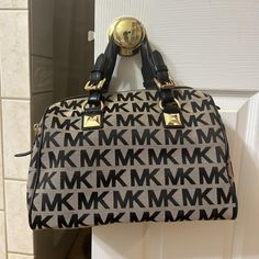 Tan and Black MK Michael Kors purse! 100% authentic❗️Brand new. Never used. #y2k #MichaelKors Michael Kors Purse, Purses Michael Kors, Women's Bag, Things To Wear, Michael Kors, Bag Lady, Purse, Brand New, Handbags