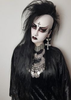 image Goth Girl Aesthetic, Dark Gothic Fashion, Types Of Goth, Traditional Goth, Gothic People, Gothic Images, Goth Hair