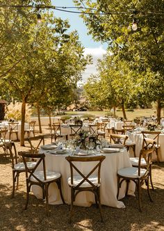 Outdoor Reception Table Decor - Nor Call Estate Wedding Rustic Reception Table, Round Table Decor Wedding, Glam Outdoor Wedding, Wedding Field, Simple Reception, Round Table Settings, Wedding Decor Outdoor, Timeless Wedding Decor, Outdoor Wedding Tables