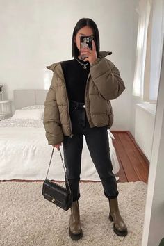 Short Puffer Jacket Outfit, Puffer Jacket Outfit Winter Style, Fall Outfits Casual, Fall Outfit With Boots, Outfit Botas, Cute Sweater Outfits, 2022 Outfits, 2023 Outfits