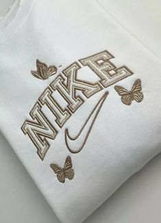 Nike Jumper Outfit, Butterfly Nike, Gifts For Hubby, North Face Puffer Jacket, Cute Shirt Designs, Casual Preppy Outfits, Shirt Print Design, Cute Preppy Outfits