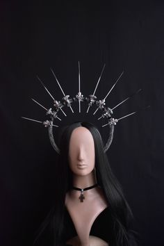 Behold the regal allure of the Halo Crown for the daring denizens of darkness seeking the perfect accessory for their immortal soirées, the Halo Crown is the quintessence of Gothic opulence. Crowns For Queens, Dark Fantasy Crown, Vampire Headpiece, Crown With Horns, Halo Crown Headpieces, Obsidian Crown, Evil Crown, Vampire Crown, Dark Fairy Crown