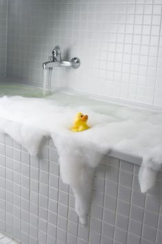 Bath Photography, Whirlpool Bath, Dry Skin Remedies, Bathroom Storage Shelves, Pink Bathroom, Relaxing Bath, Rubber Ducky, Kids Bath, Hot Water Heater