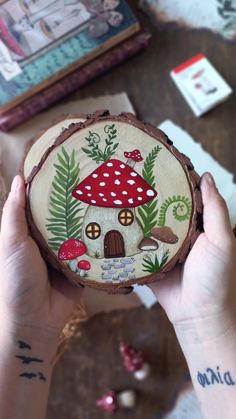 Placa de madeira Wood Slice Mushroom, Wood Logs Ideas, Small Wooden Paintings, Paintings On Wooden Pieces, Small Wood Painting Ideas, Wood Slice Painting Ideas Easy, Easy Painting On Wood, Craft Ideas For Family, Wood Cookie Crafts