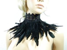 Dark Feathered Collar Feather Collar, Witch Accessories, Diy Vetement, Witch Costume, Feather Necklaces, Black Feathers, Fantasy Clothing, Fantasy Fashion