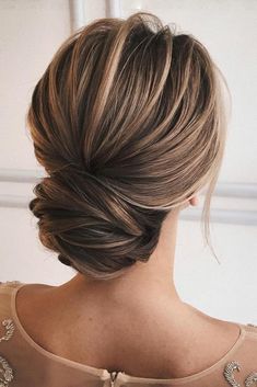 Wedding updos for medium hair always look trendy and romantic. Pick the most appropriate variant of wedding hairstyles from our new list! Updos For Medium Hair Wedding, Medium Hair Wedding, Wedding Updos For Medium Hair, Hair Elegant, Low Chignon, Wedding Updos, Messy Updo