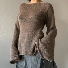 Olivia - Lockerer Strickpullover mit Glockenärmeln, verbindet Komfort mit einem Hauch von Retro-Charme. Dieser Pullover zeichnet sich durch eine elegante lockere Stricktextur und dramatische Glockenärmel aus, die ein Flair von vintage Raffinesse hinzufügen. Der weiche, erdige Farbton schmeichelt jedem Hautton, was ihn zu einer vielseitigen Ergänzung jeder Garderobe macht. Ideal für lässige Kleidung oder gemütliche Zusammenkünfte, Olivia ist sowohl stilvoll als auch praktisch. Olivia: Müheloser Stil mit einem Vintage-Twist Hüllen Sie sich in den Komfort des Olivia lockeren Strickpullovers, entworfen, um Ihrem Tag einen entspannten und dennoch schicken Look zu verleihen. Die Glockenärmel bieten eine einzigartige Silhouette, die einen bohemian Geist einfängt, perfekt für diejenigen, die eine Backless Sweater, Flare Long Sleeve, Bell Sleeve Sweater, Round Neck Sweaters, Carrie Bradshaw, 가을 패션, Brown Sweater, Casual Pullover, Sweater Weather