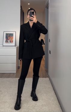 Date Outfits Women Winter, Glam Classy Outfits, Long Coat Styling, Attractive Woman Outfits, Sanna Marin Outfit, Autumn Formal Outfit, Autumn Outfits Uni, Winter Outfits With High Boots, Winter Outfits For Women Work