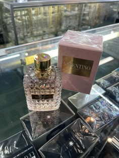 Product Details Valentino Donna by Valentino is a Amber Floral fragrance for women. Valentino Donna was launched in 2015. Valentino Donna was created by Sonia Constant and Antoine Maisondieu. Top notes are Bergamot and Grapefruit; middle notes are Iris, Bulgarian Rose and Praline; base notes are Vanilla, Leather and Patchouli.. Brand: Valentino Fragrance Name: Donna Fragrance Type: Eau de Parfum Spray / Vaporisateur Gender (Suggested): For Her / Women Size: 100 ml - 3.4 fl. oz. Condition: Brand Popular Women’s Perfumes, Valentino Perfume Woman, Valentino Perfume Aesthetic, Valentino Beauty, Womens Perfume, Designer Perfume, Perfumes For Women, Best Perfumes For Women, Valentino Parfum