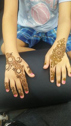 Arabic Designs Mehndi Simple Front Hand Back, Toddler Henna Design, Kids Mendhi Designs Simple, Kids Mehndi Designs Front Hand, Easy Back Mehendi Design, Mehndi Designs Simple Kids, Easy Mehandi Designs For Kids, Kids Mehandi Designs Hands Easy, Kids Mehendi Designs Hands