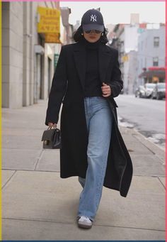 Autumn Black Jeans Outfit, Fall Fashion 2024 Street Style, Museum Outfit Ideas Aesthetic, Black Coat And Jeans Outfit, How To Dress Adidas Samba, Long Sleeve Dinner Outfit, Paris Autumn Outfit Street Styles, New York Winter Fashion Aesthetic, Winter Outfits With Black Coat