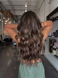 Dark chocolate brunette hair extensions inspo Brown Girl Highlights, Blonde Highlights In Dark Brown Hair, Hair Color Ideas For Dark Brunettes, Blonde Balayage On Brunette Hair, Brunette And Black Hair, Dark Chocolate Brunette, Brunette Hair Extensions, Hair Color For Dark Hair, Cute Brown Hair