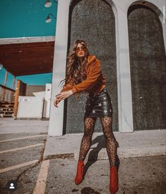 Chic Rock Outfit, Vintage Rock Fashion, Winter 2023 Fashion Trends Women, Edgy Christmas Outfit, Edgy Style Inspiration, Winter Outfits Edgy, Star Skirt, Rocker Chic Style, Outfit Botas