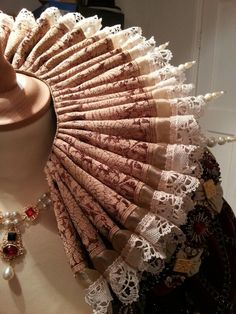 Elizabethan ruff on pearl decorated supportasse. Made by Angela Mombers Elizabethan Dress, Elizabethan Clothing, Elizabethan Era, Tudor Fashion