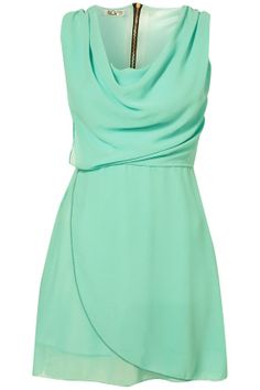 Amo éste color y el vestido es precioso. Turquoise Shirt, Aqua Turquoise, Sweater Weather, Fashion Sense, Look Fashion, Pretty Dresses