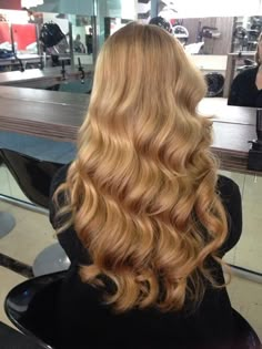 Soft Waves Hair, Spring Hair Color, Honey Blonde Hair, Blonde Hair Inspiration, Blonde Hair Looks, Soft Waves, Brown Blonde Hair, Spring Hairstyles, Long Wavy Hair