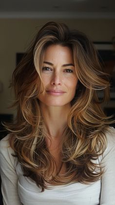 Embrace the chic vibes of the 90s with these 20 haircuts inspired by the iconic 'Rachel' style. Give your look a touch of timeless elegance! Highlight Colors, Grey Hairstyles, Rambut Brunette, Vacation Hairstyles, Layered Haircuts For Medium Hair, Medium Length Hair With Layers, Long Brown Hair, Haircuts For Medium Hair