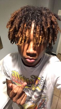 Dreads Tips Dyed Men, Dreads With Middle Part Men, Dyed Dreadlocks Men, Dreads Styles Men Short, Dreads With Blonde Tips Men, Blonde Tip Dreads, Locs Short Men, Dyed Locks Men, Dreads Styles For Men Dreadlocks