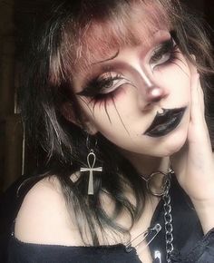 Gothic Horror Makeup, Goth Liner Makeup, Goth Style Makeup, Alt Emo Makeup, Hot Goth Makeup Looks, Gothic Makeup Ideas Eyeliner, Goth Alt Makeup, Makeup Inspo Alt, Pink Trad Goth Makeup